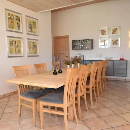 Four-bedroom Holiday In بيت للعطل