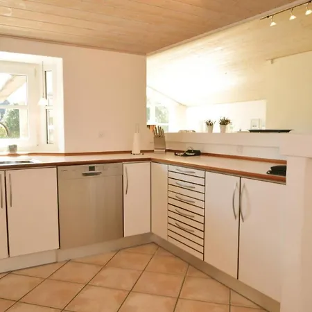 Four-bedroom Holiday In بيت للعطل