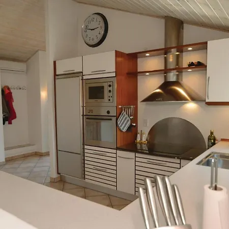 بيت للعطل Four-bedroom Holiday In