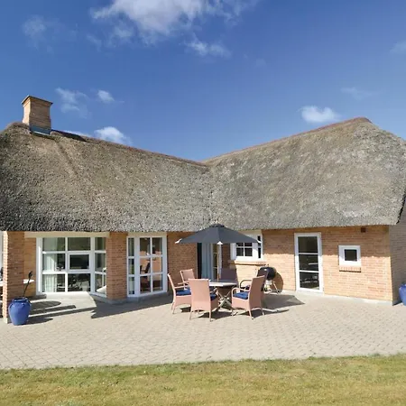 بيت للعطل Four-bedroom Holiday In